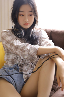 女生喊疼抱紧男生